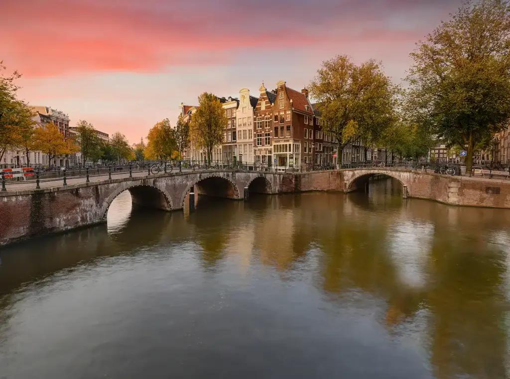 Locatie van het bordspeltoernooi in Amsterdam met uitzicht op de grachten en historische gebouwen in Nederland